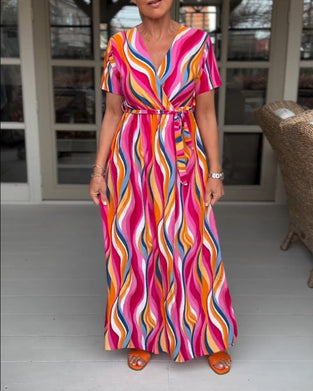 Kortærmet kjole med farverigt bølgemønster