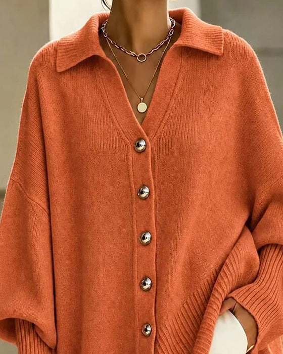 Løs cardigan med revers, V-hals og knapper
