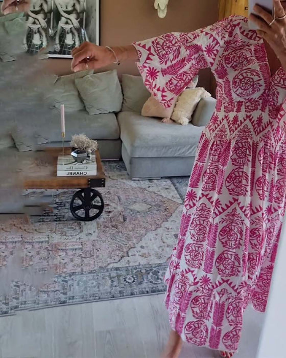 Elegantmønstret plisseret kjole med klokkeærmer