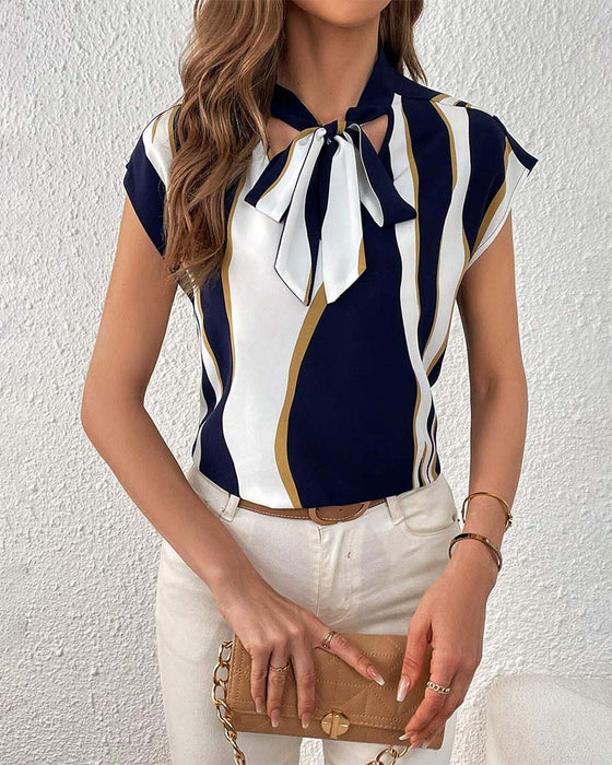 Kortærmet stribet bluse med bindebånd