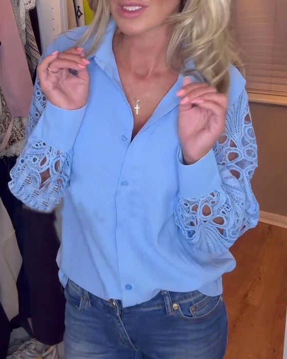 Blå skjorte med blondeærmer