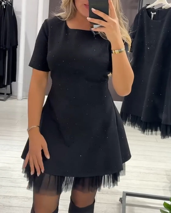 Elegant kjole med glitrende mesh-patchwork