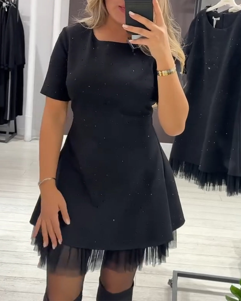 Elegant kjole med glitrende mesh-patchwork