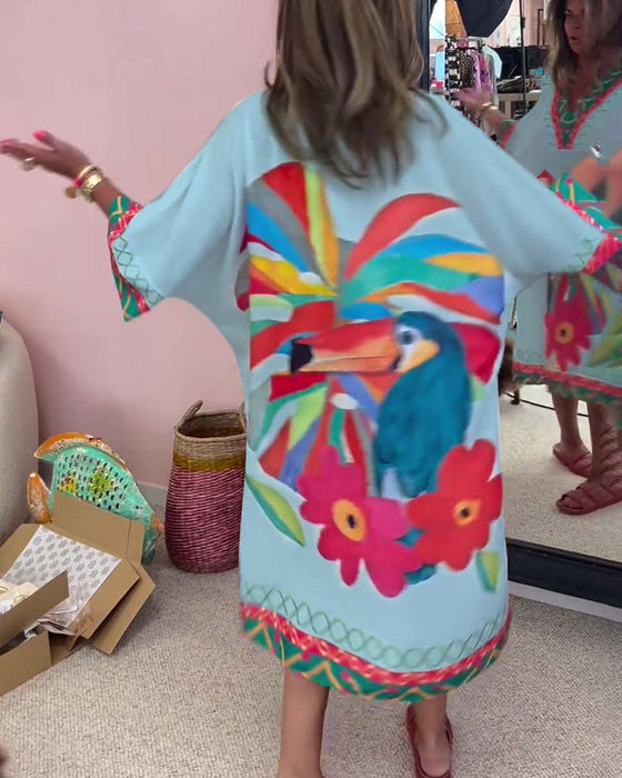 V-halset kjole med tropiske motiver