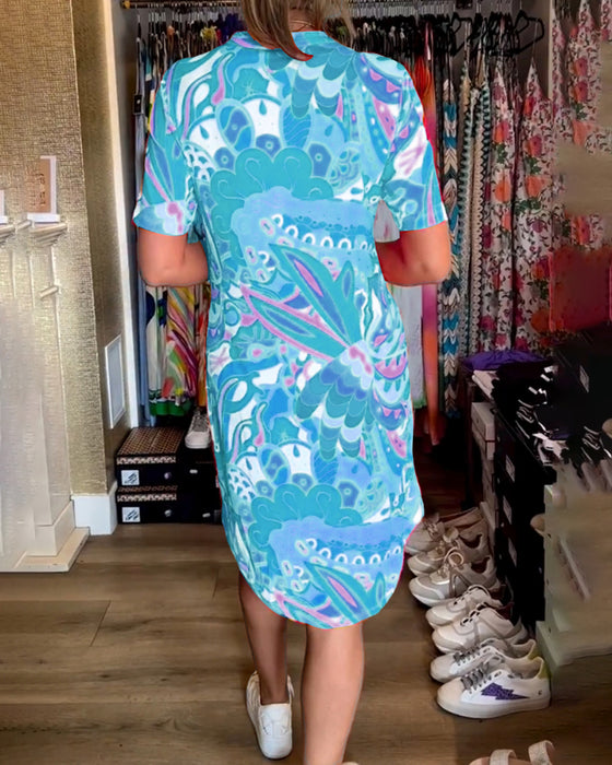 Knælang sommerkjole i farverigt design