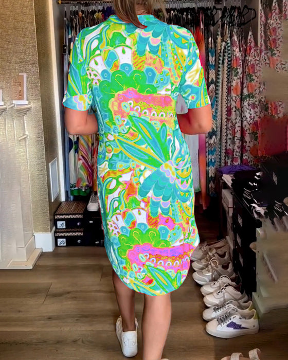 Knælang sommerkjole i farverigt design