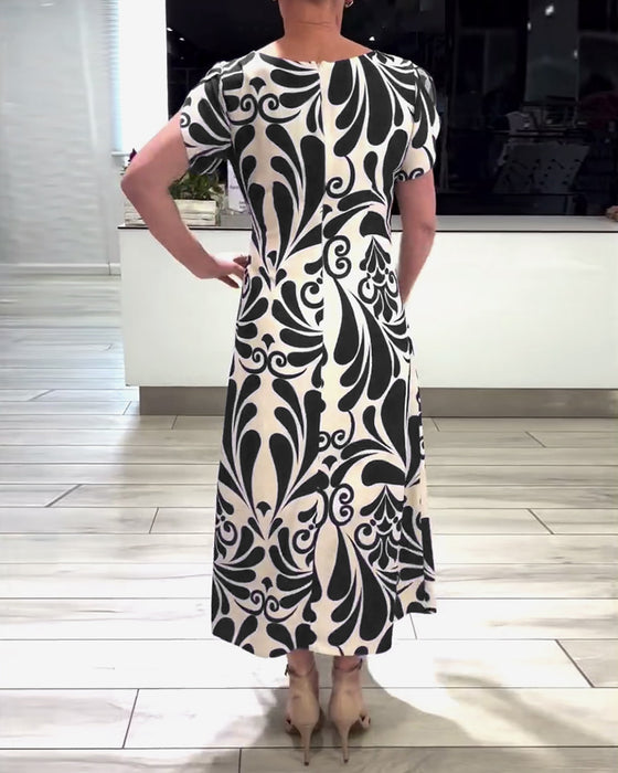 Elegant kortærmet kjole med print og taljebånd