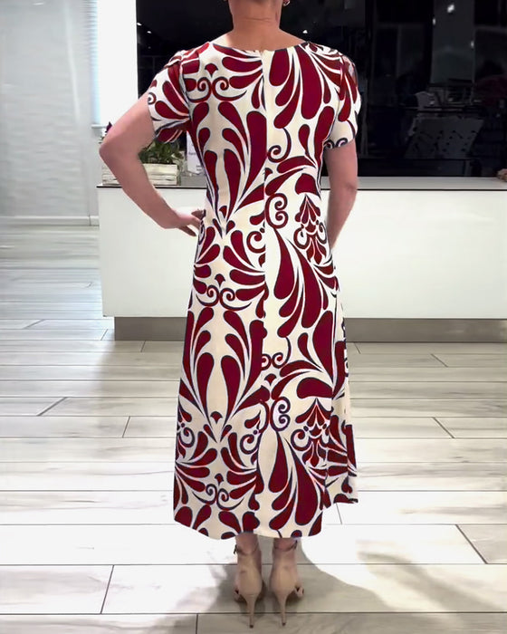 Elegant kortærmet kjole med print og taljebånd