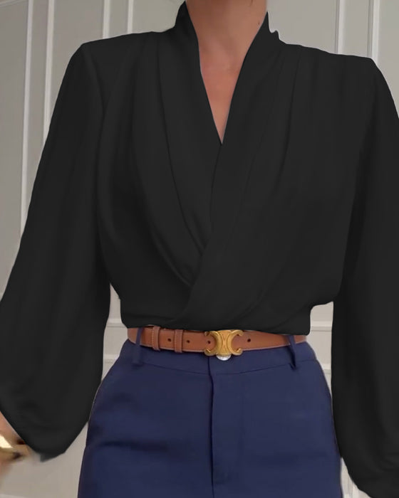 Stilfuld hvid  bluse med lanterneærmer og V-udskæring