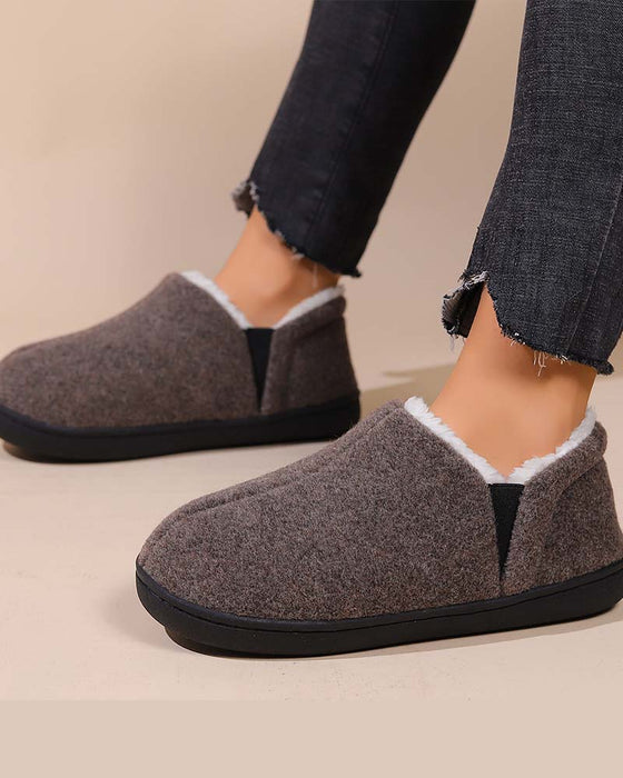 Ensfarvede plysforede hjemmesko