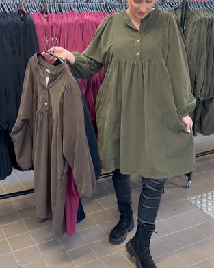 Knappet Kjole Med V-Halsudskæring Og Lange Ærmer