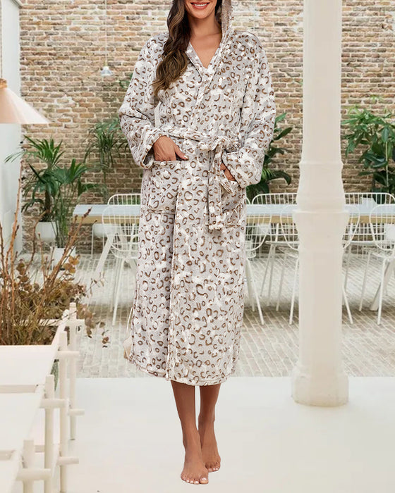 Flanell Robe Med Leopardprint Og Elegant Egenskaper