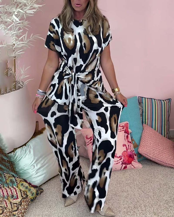 Todelt sæt i afslappet pasform | Top og bukser med leopardprint