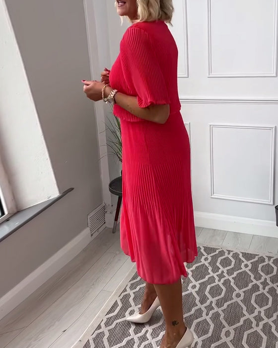 V-halset rød kjole med plisseret nederdel