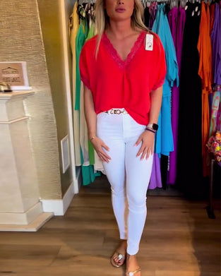 Rød V-halset bluse med blonder