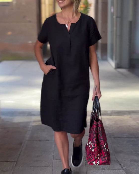 Kortærmet sort kjole med V-udskæring og lommer