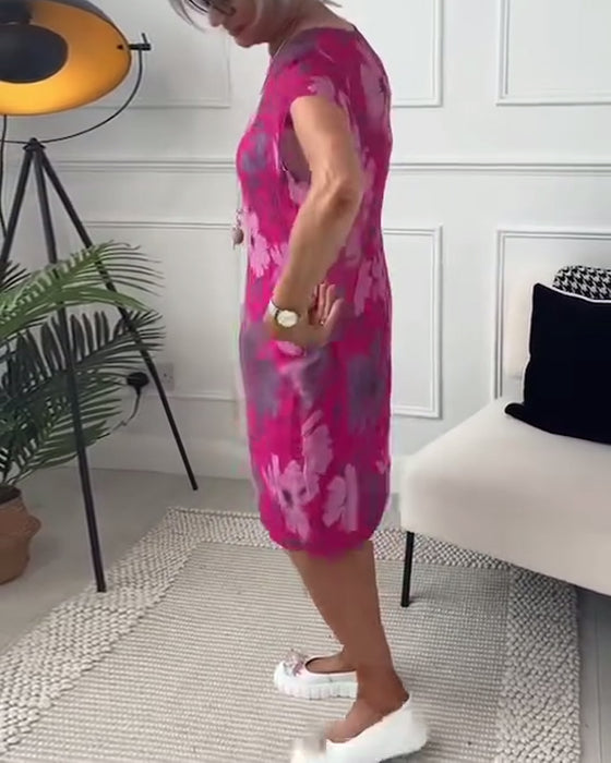 Afslappet løs blomsterkjole med korte ærmer