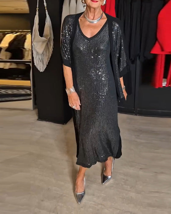 Stilfuldt ensfarvet pailletteret kjolesæt med V-udskæring og slids