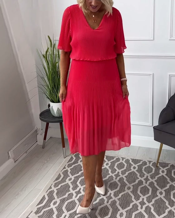 V-halset rød kjole med plisseret nederdel