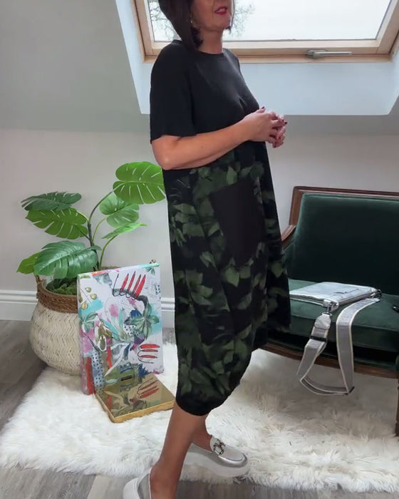 Afslappet rundhalset patchworkkjole med delvist blomsterprint