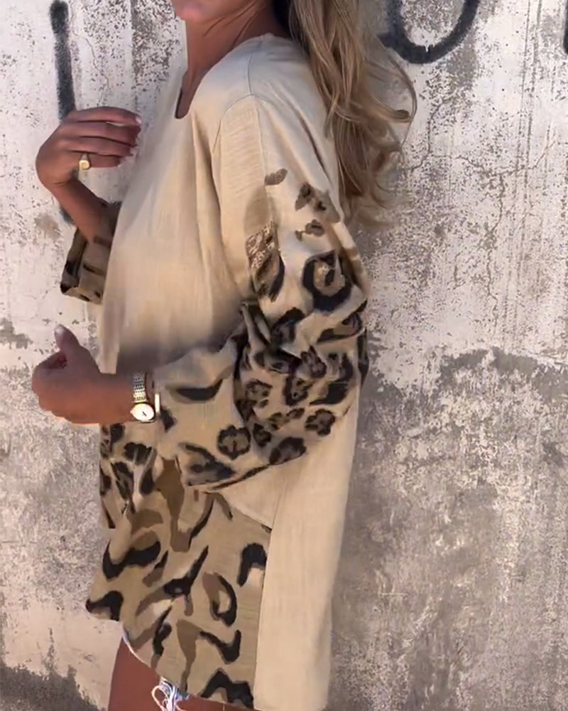 T-shirt med afslappet leopardprint og rund hals