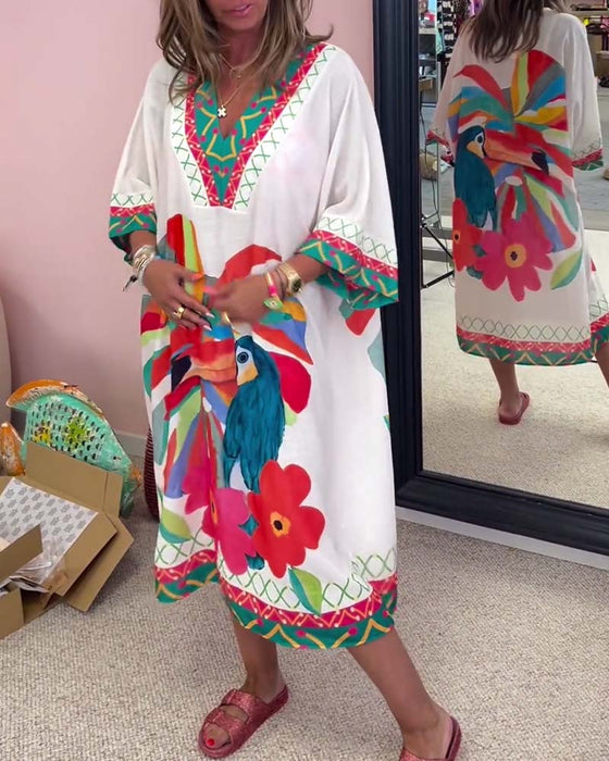 V-halset kjole med tropiske motiver