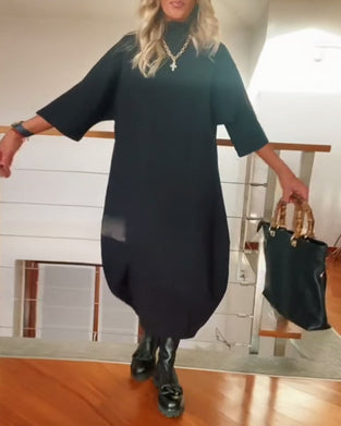 Ensfarvet afslappet kjole med høj hals