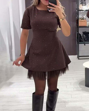 Elegant kjole med glitrende mesh-patchwork