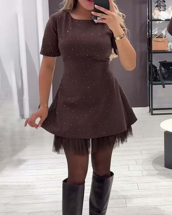 Elegant kjole med glitrende mesh-patchwork