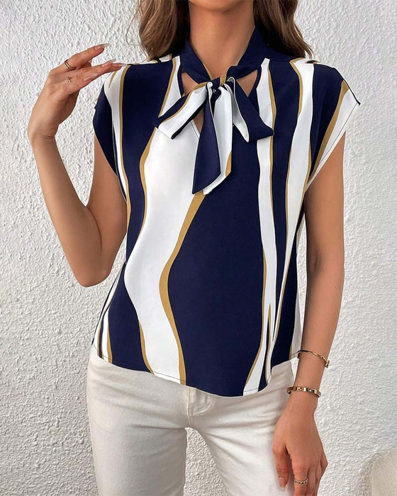 Kortærmet stribet bluse med bindebånd