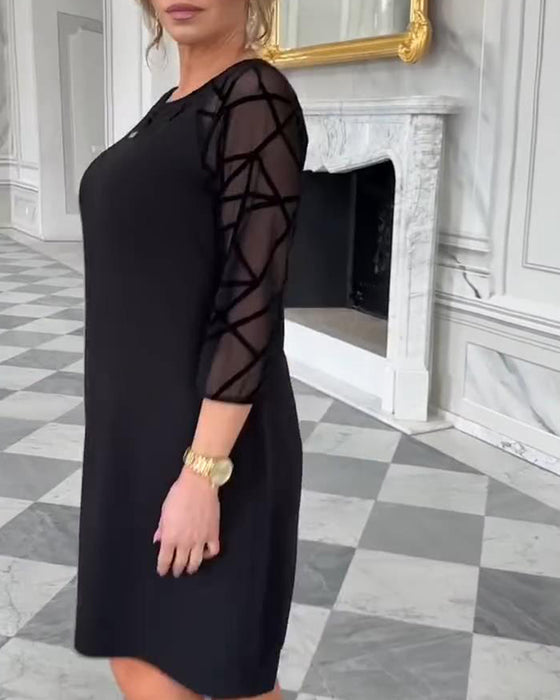 Elegant Kjole Med Rund Halsudskæring Og Moderne Design