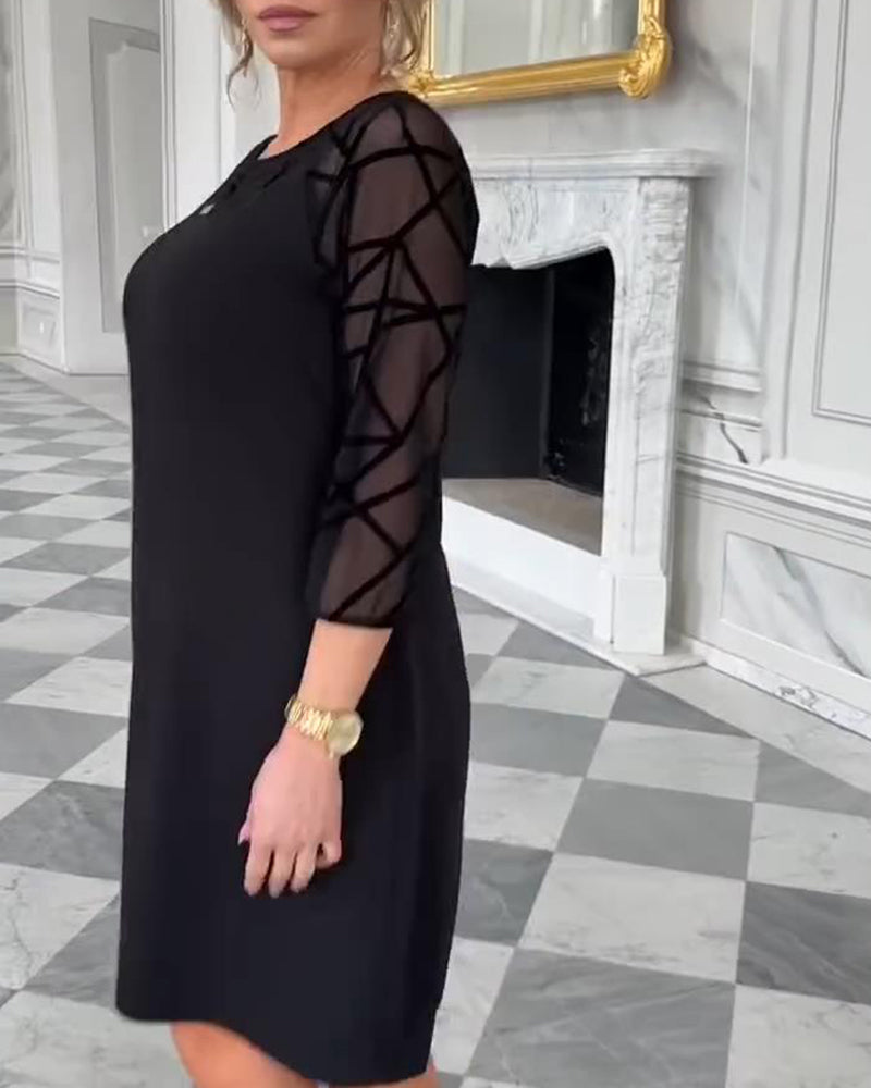 Elegant Kjole Med Rund Halsudskæring Og Moderne Design