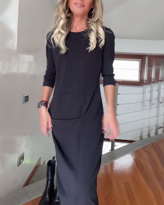 Plisseret ensfarvet elegant kjole med rund hals