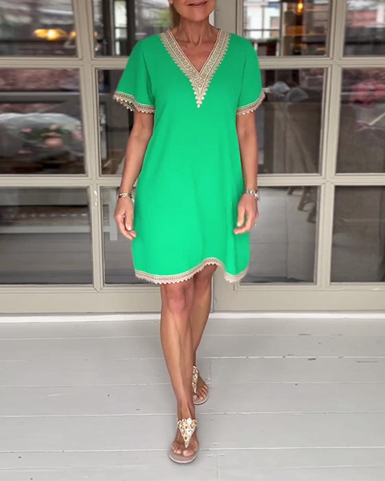 Elegant kjole med blondepaneler og V-udskæring