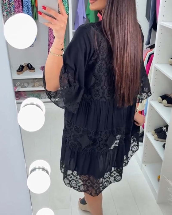 Elegant sort kjole med blondebroderi