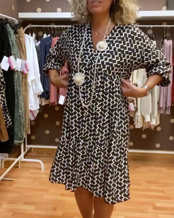 Casual kjole med geometrisk print og  V-udskæring