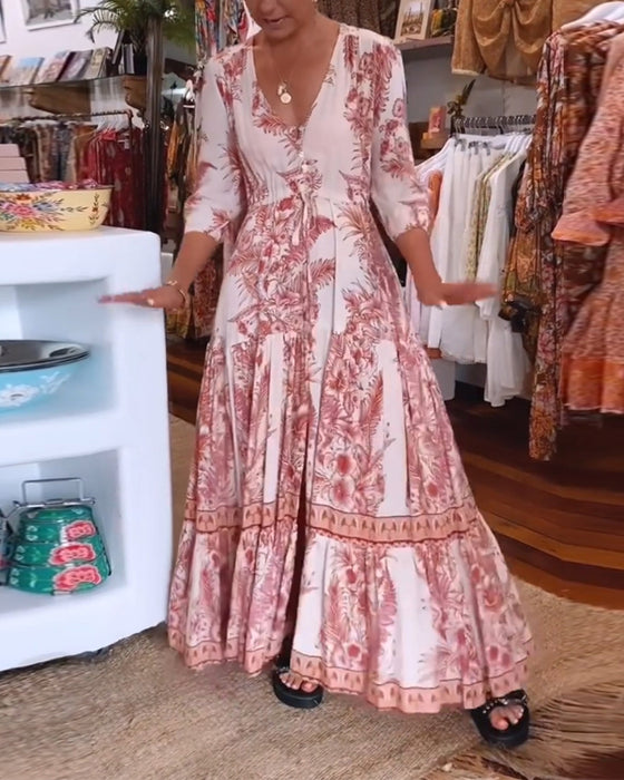 Kjole med trekvarte ærmer og dyb V-udskæring