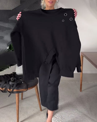 Sort sweater i løs pasform med slids