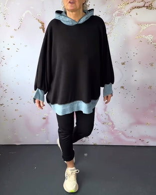 Afslappet hættetrøje med kontrastfarvede kanter