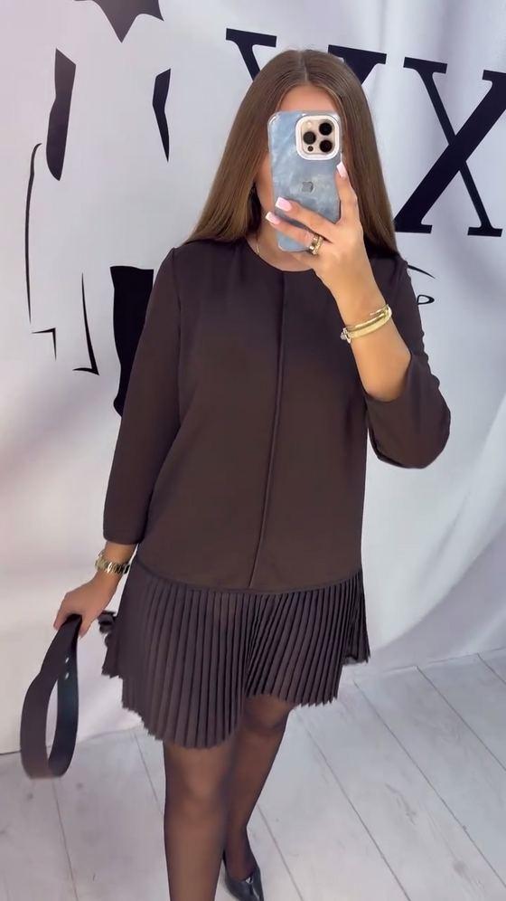 Kjole Med Trekvartærmer Og Harmonikafolder