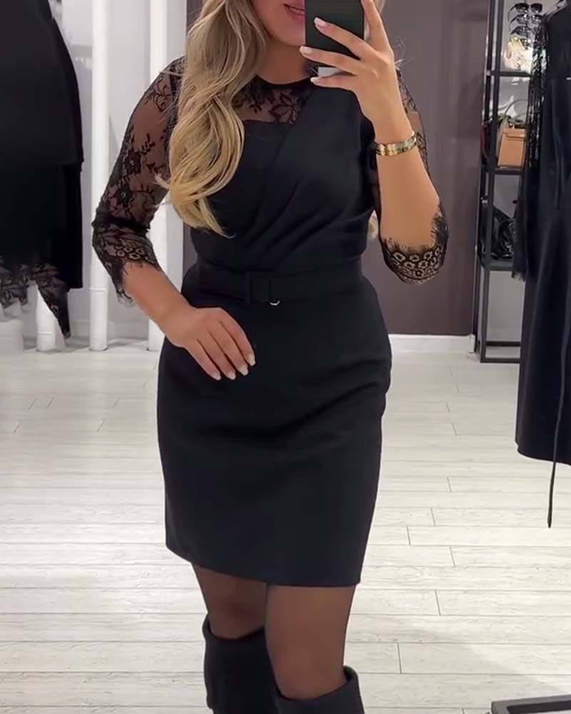 Kjole Med Taljeforlængende Design Og Patchworkdetaljer