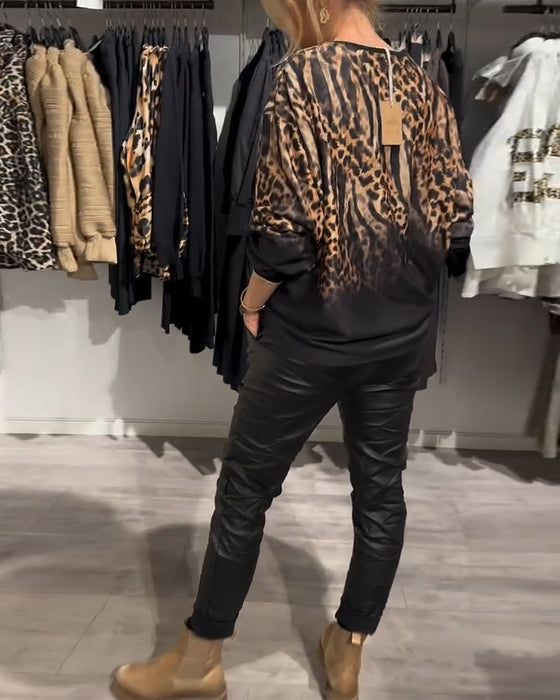 Afslappet bluse med rund hals og leopardprint
