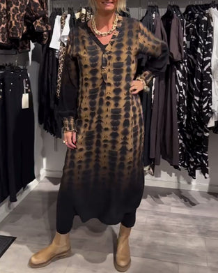 Langærmet retrokjole med V-hals