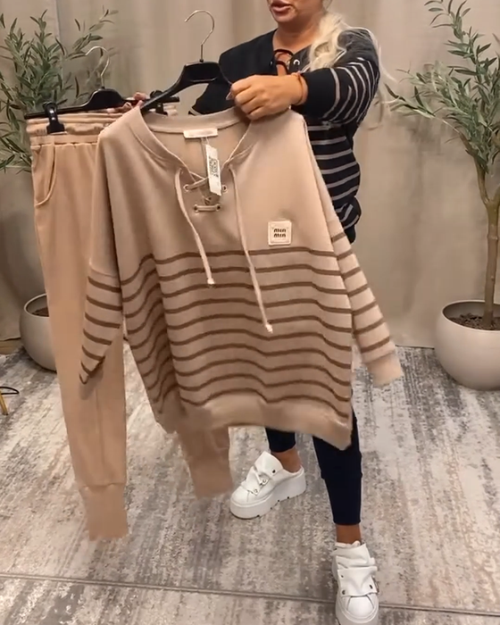 Todelt Sæt Med Afslappet Stribet Sportsbuks Ved Anklen