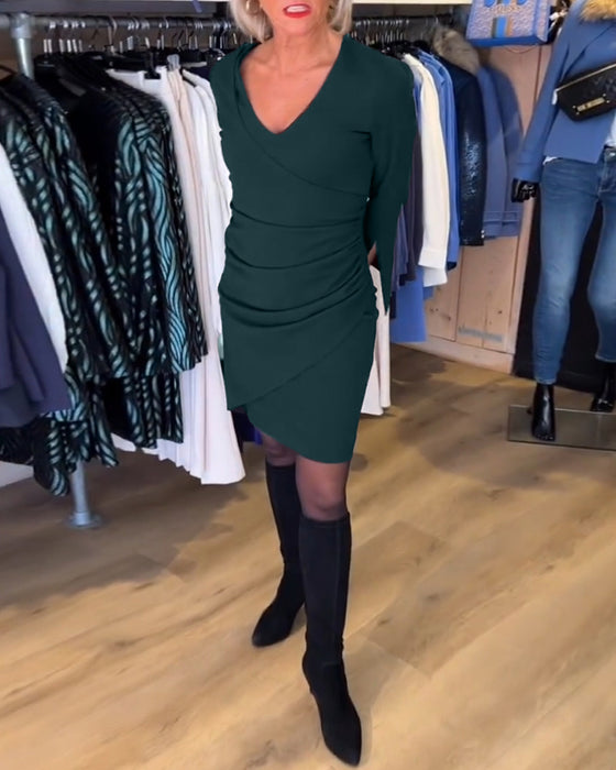 Kjole med V udskæring og vide ærmer