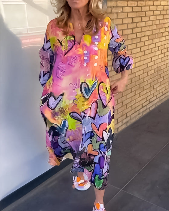 Langærmet kjole med farverige hjerter og V-udskæring