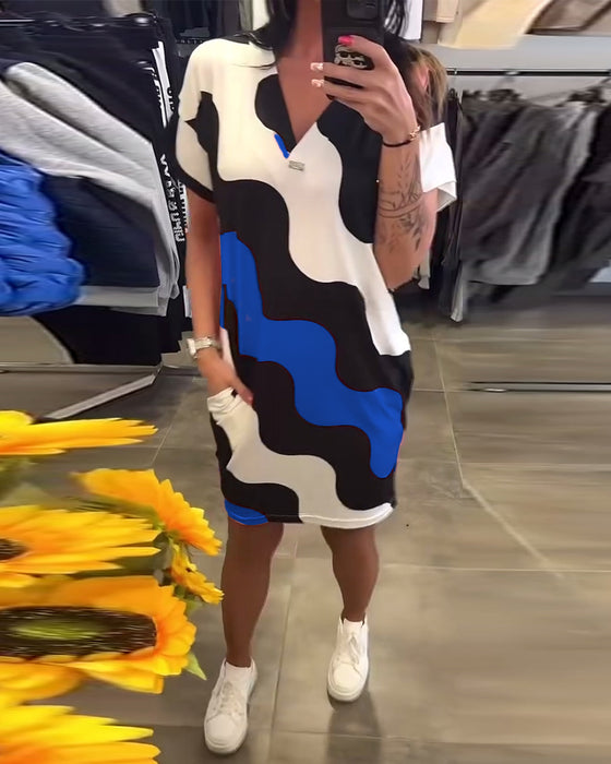 Kjole Med V-Udskæring Og Bølgemønster