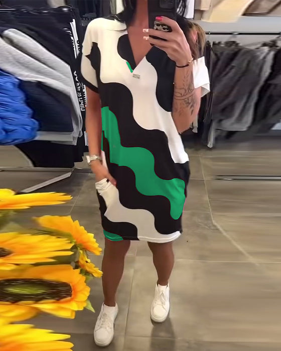 Kjole Med V-Udskæring Og Bølgemønster