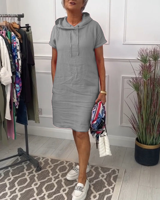 Afslappet kjole med korte ærmer og hætte