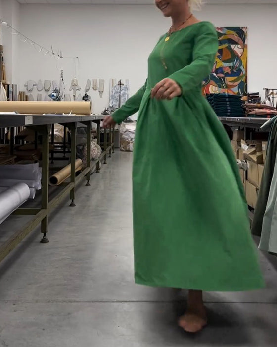 Ensfarvet kjole med rund hals